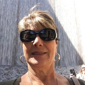 Meet your Posher, Debbie